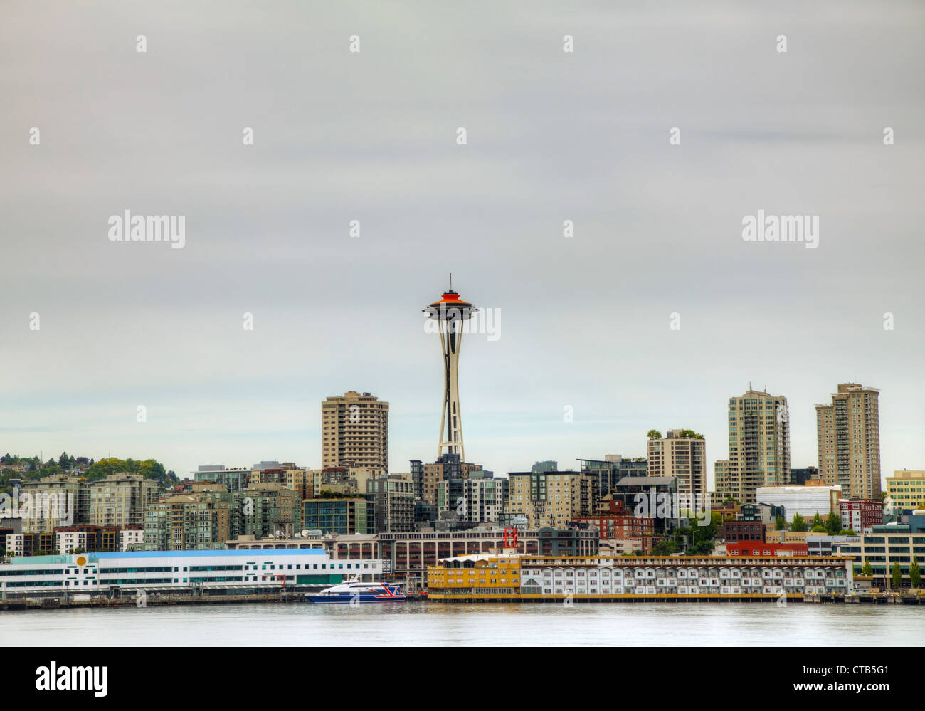 Paesaggio di Seattle con lo Space Needle come visto dal lungomare Foto Stock