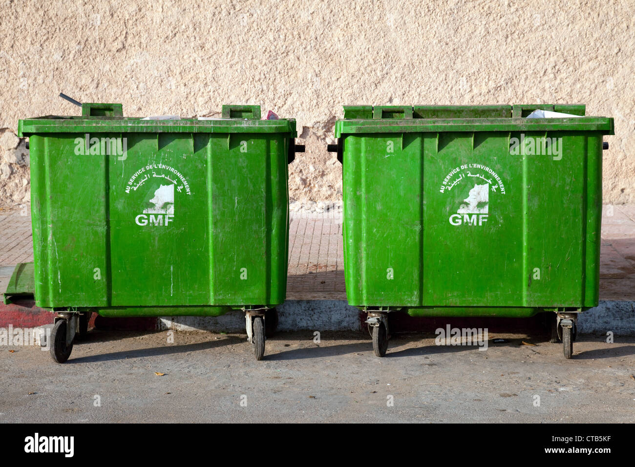 Riciclaggio Africa; un paio di bidoni verdi di riciclo, Essaouira, Marocco, Africa Foto Stock