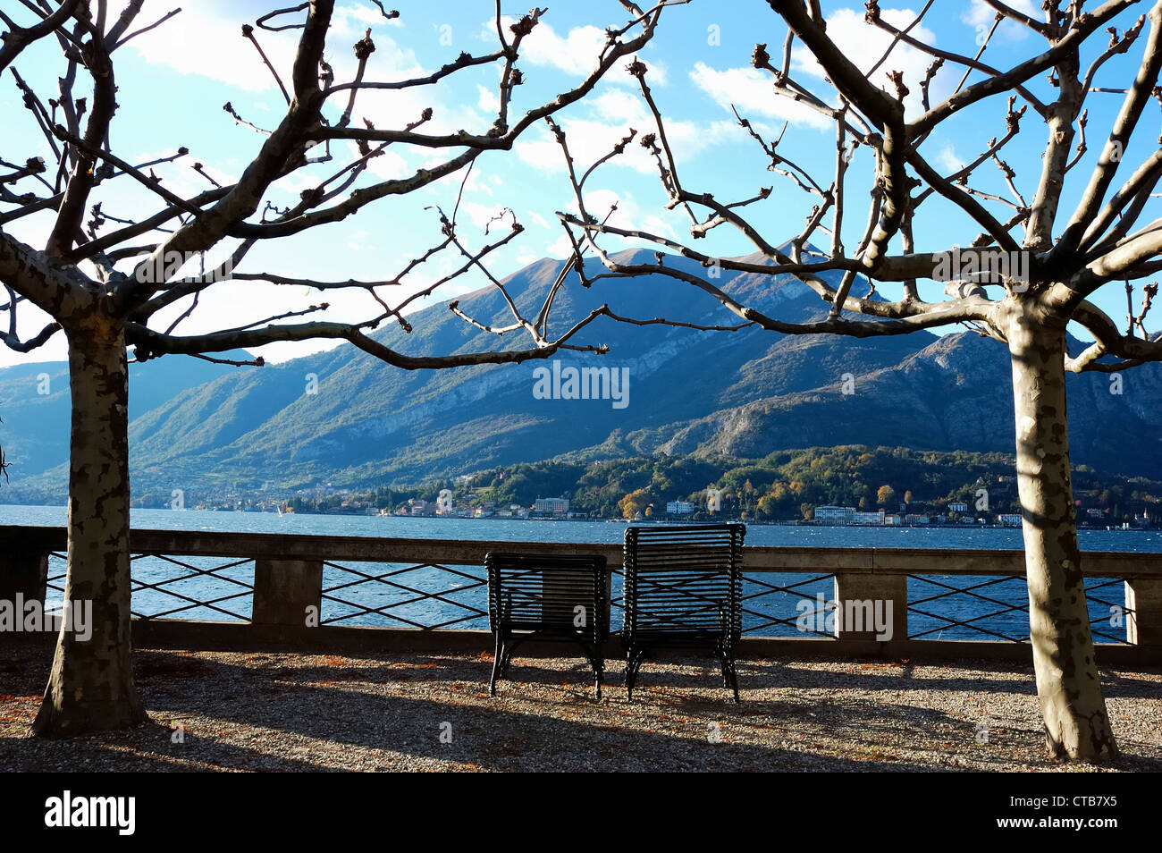 Sedie presso la banca del lago di Como, Italia Foto stock - Alamy