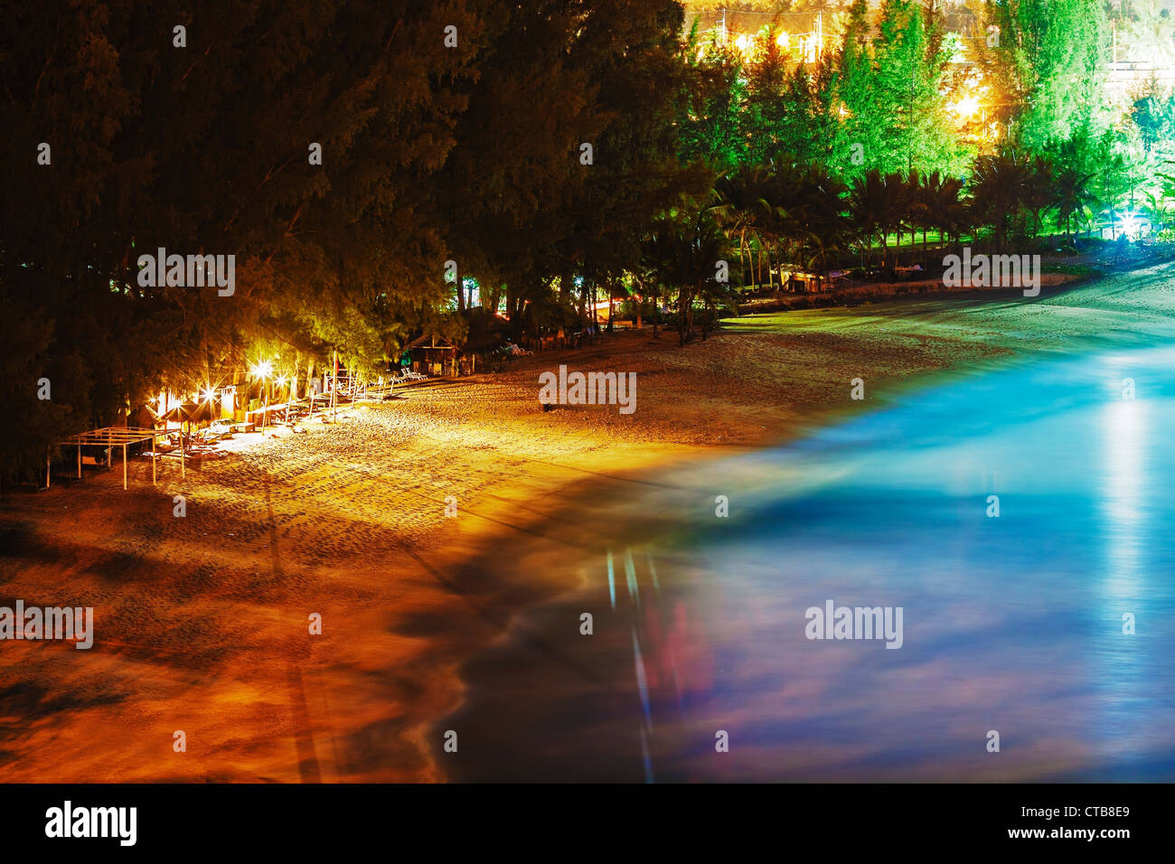 Spiaggia tropicale di notte. Una lunga esposizione shot. HDR elaborato. Foto Stock