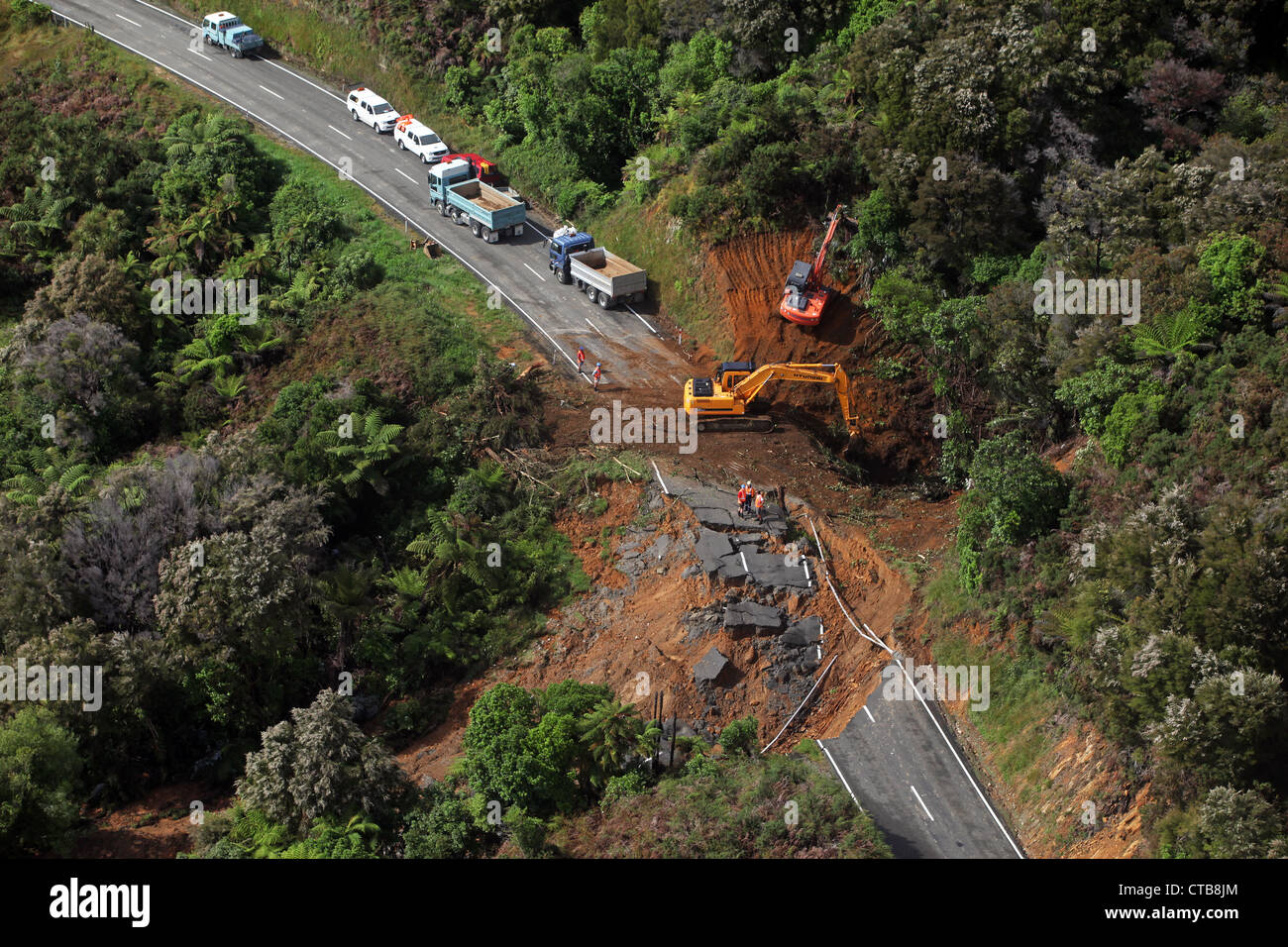Fotografia aerea del danneggiato road vicino a Collingwood dopo battere i record di pioggia nella regione di Nelson della Nuova Zelanda a dicembre 2011 Foto Stock