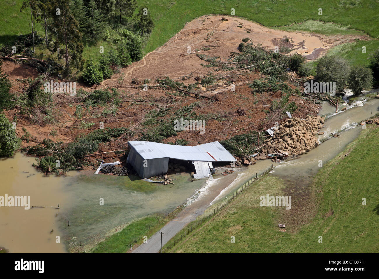 Fotografia aerea del danneggiato fattoria record seguente la rottura delle precipitazioni nella regione di Nelson della Nuova Zelanda a dicembre 2011 Foto Stock