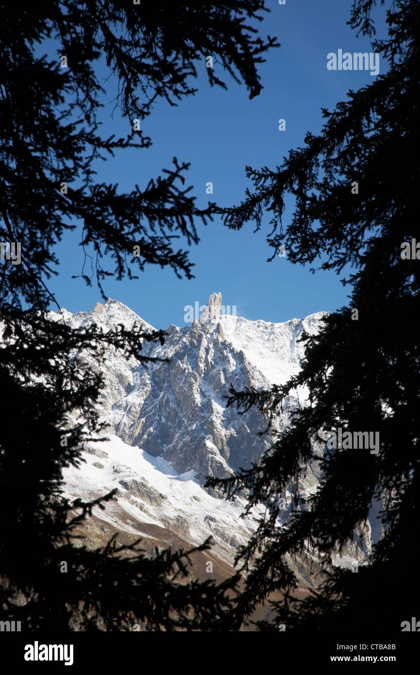 Il famoso sharp pinnacle Dent du GÃ©ant Mont Blanc Massif Courmayeur Italia http://enwikipediaorg/wiki/Dent du GÃ©ant Wiki Foto Stock