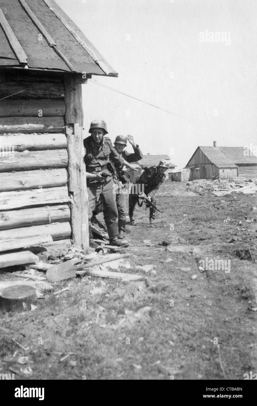 Nazi tedeschi nel villaggio russo della seconda guerra mondiale II guerra mondiale le case in legno fronte orientale tedesco la Russia Foto Stock
