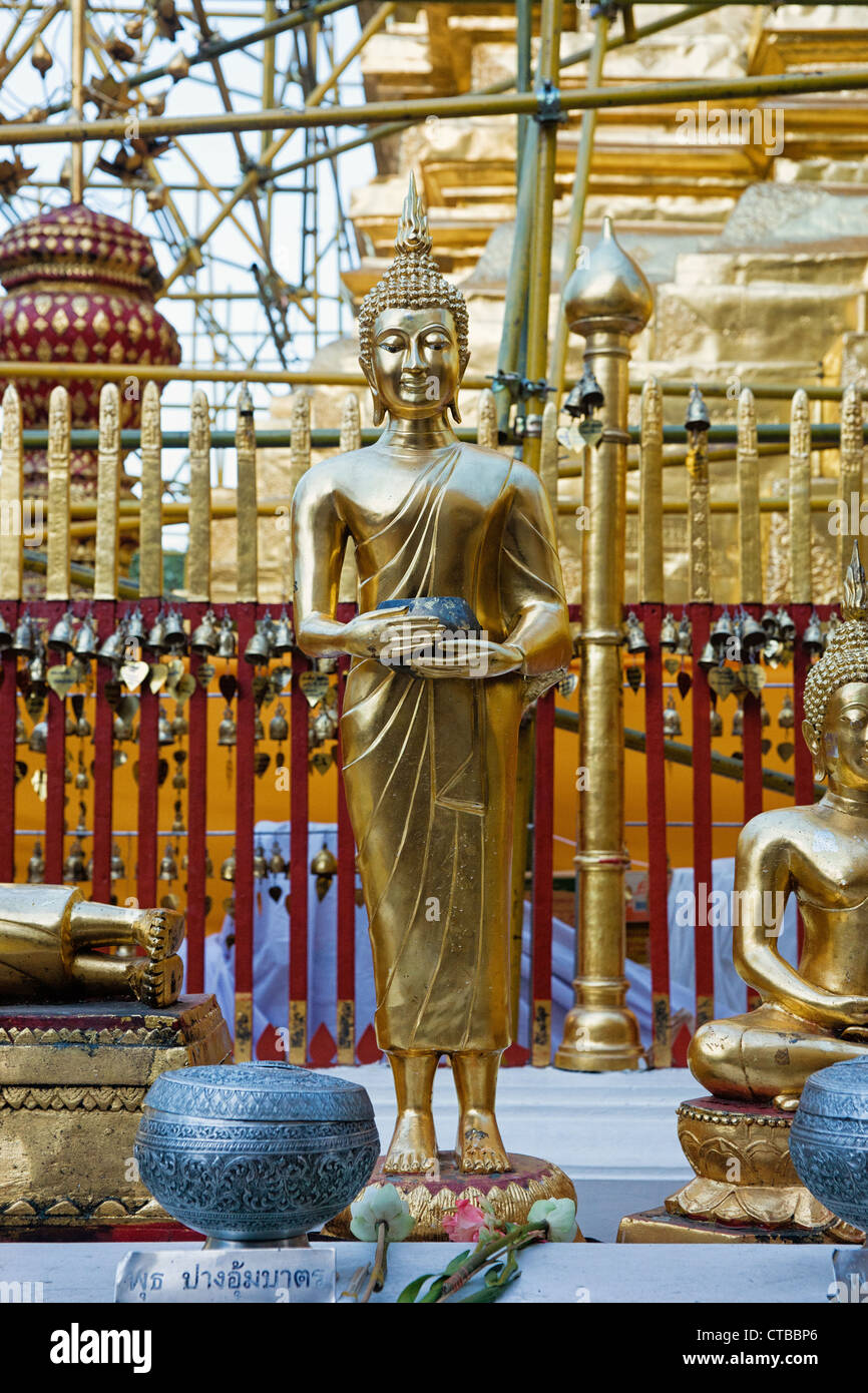 Oro immagini di Buddha nella parte anteriore del tempio d'oro che viene ricostruito Foto Stock