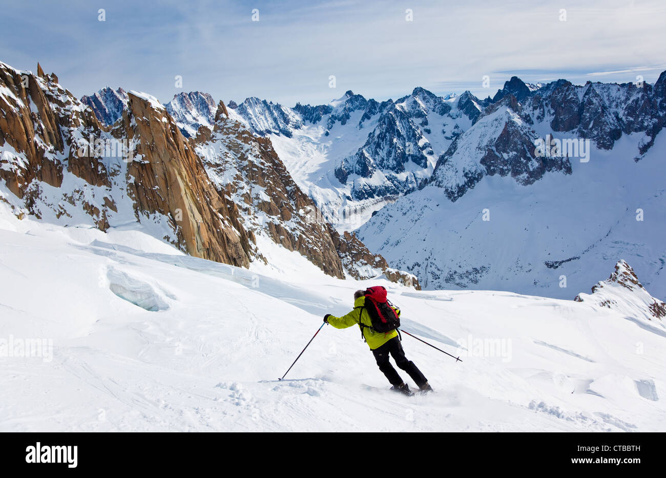 Sciatore maschio si sta spostando verso il basso nella polvere di neve; envers du plan, vallÃ¨e blanche, Chamonix Mont Blanc Massif, in Francia, in Europa. Foto Stock