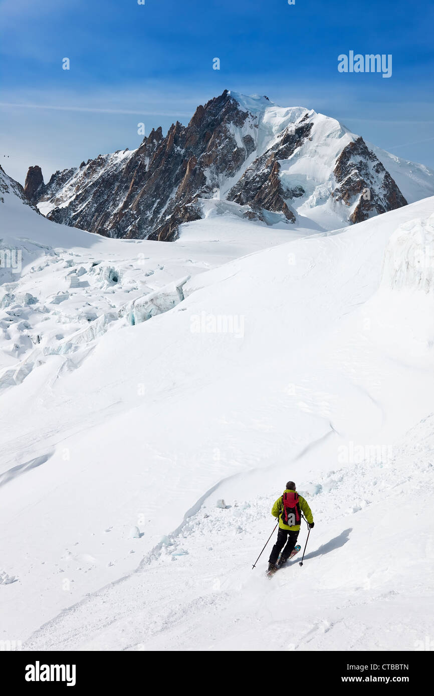 Sciatore maschio si sta spostando verso il basso nella polvere di neve; envers du plan, vallÃ¨e blanche, Chamonix Mont Blanc Massif, in Francia, in Europa. Foto Stock