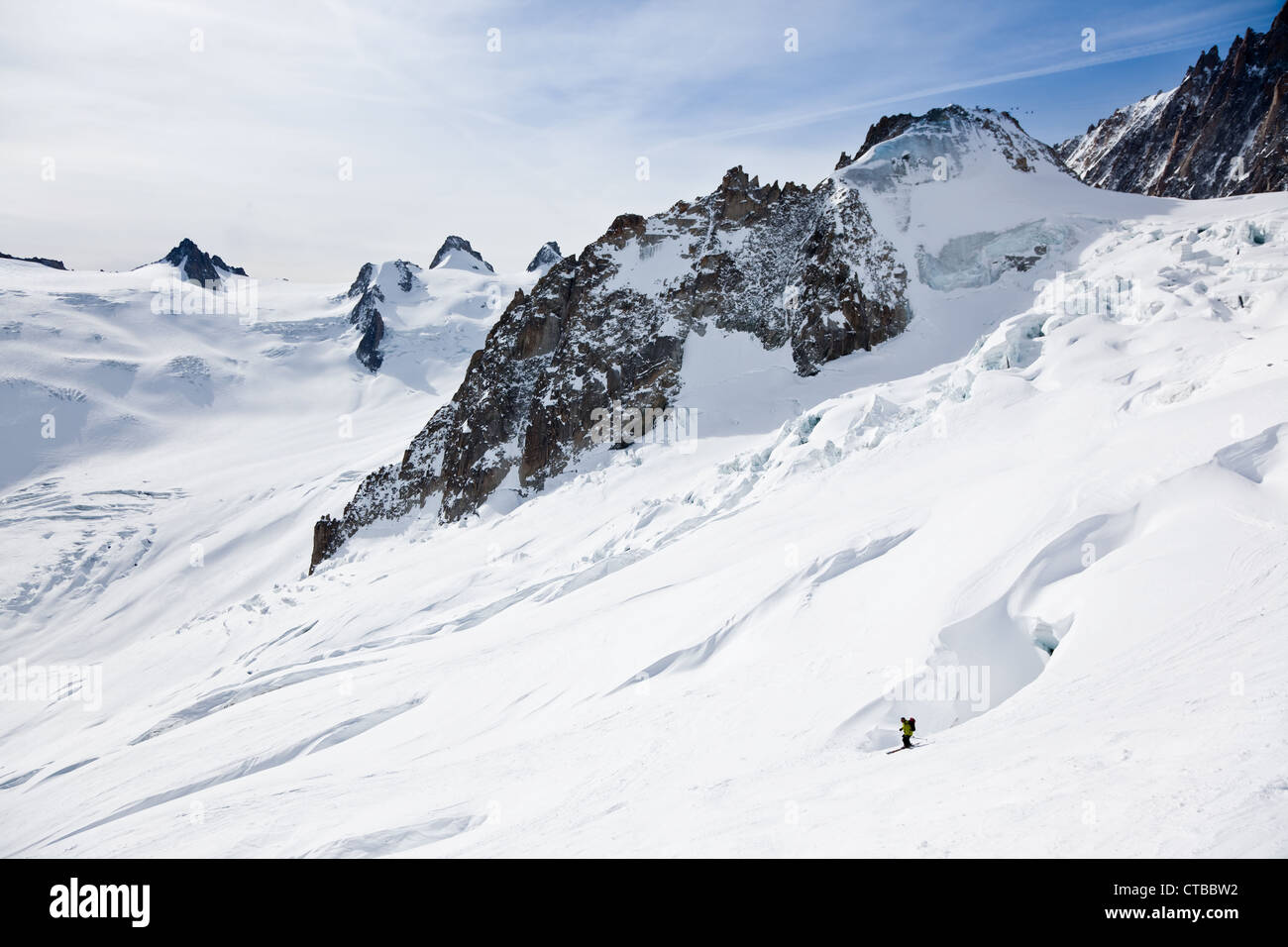 Sciatore maschio si sta spostando verso il basso nella polvere di neve; envers du plan, vallÃ¨e blanche, Chamonix Mont Blanc Massif, in Francia, in Europa. Foto Stock