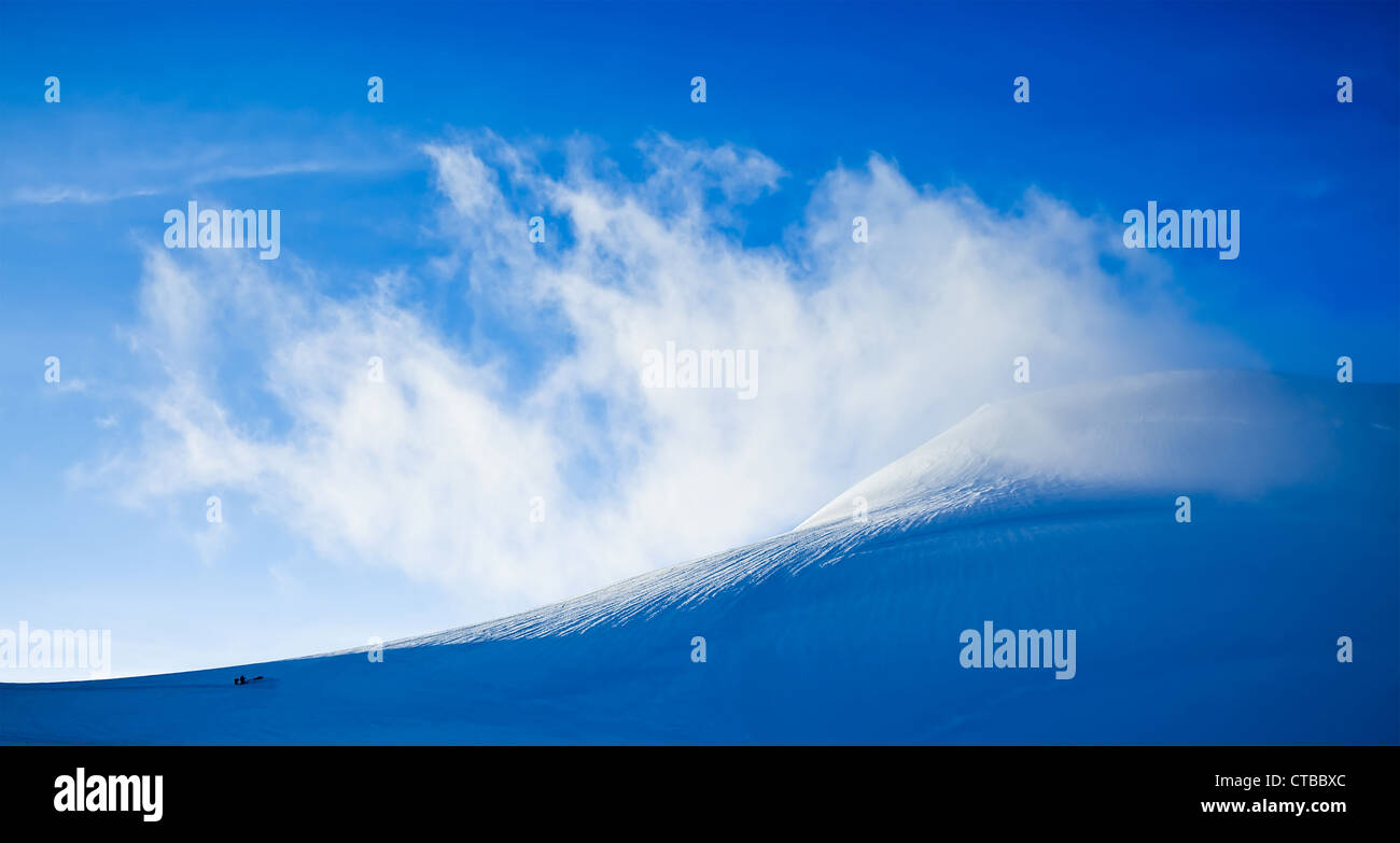 Alta montagna paesaggio nuvole dei ghiacciai del Monte Rosa massiccio Piramide Vincent Alpi occidentali Svizzera/Italia giornata soleggiata cielo blu due Foto Stock