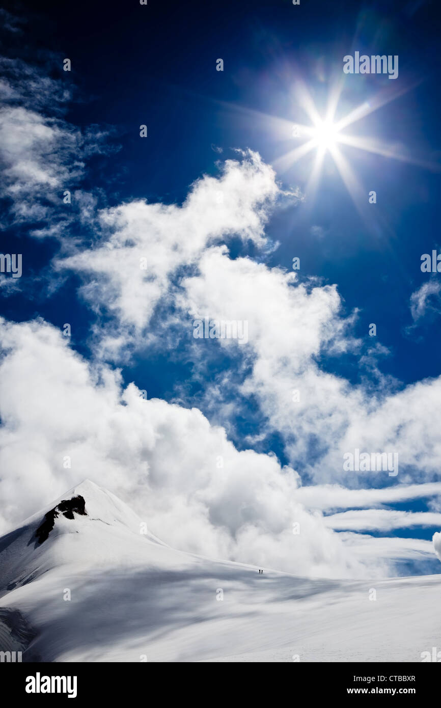 Alta montagna paesaggio nuvole dei ghiacciai del Monte Rosa massiccio Punta Parrot 4434 mt Alpi occidentali Svizzera/Italia giornata di sole blu cielo Foto Stock