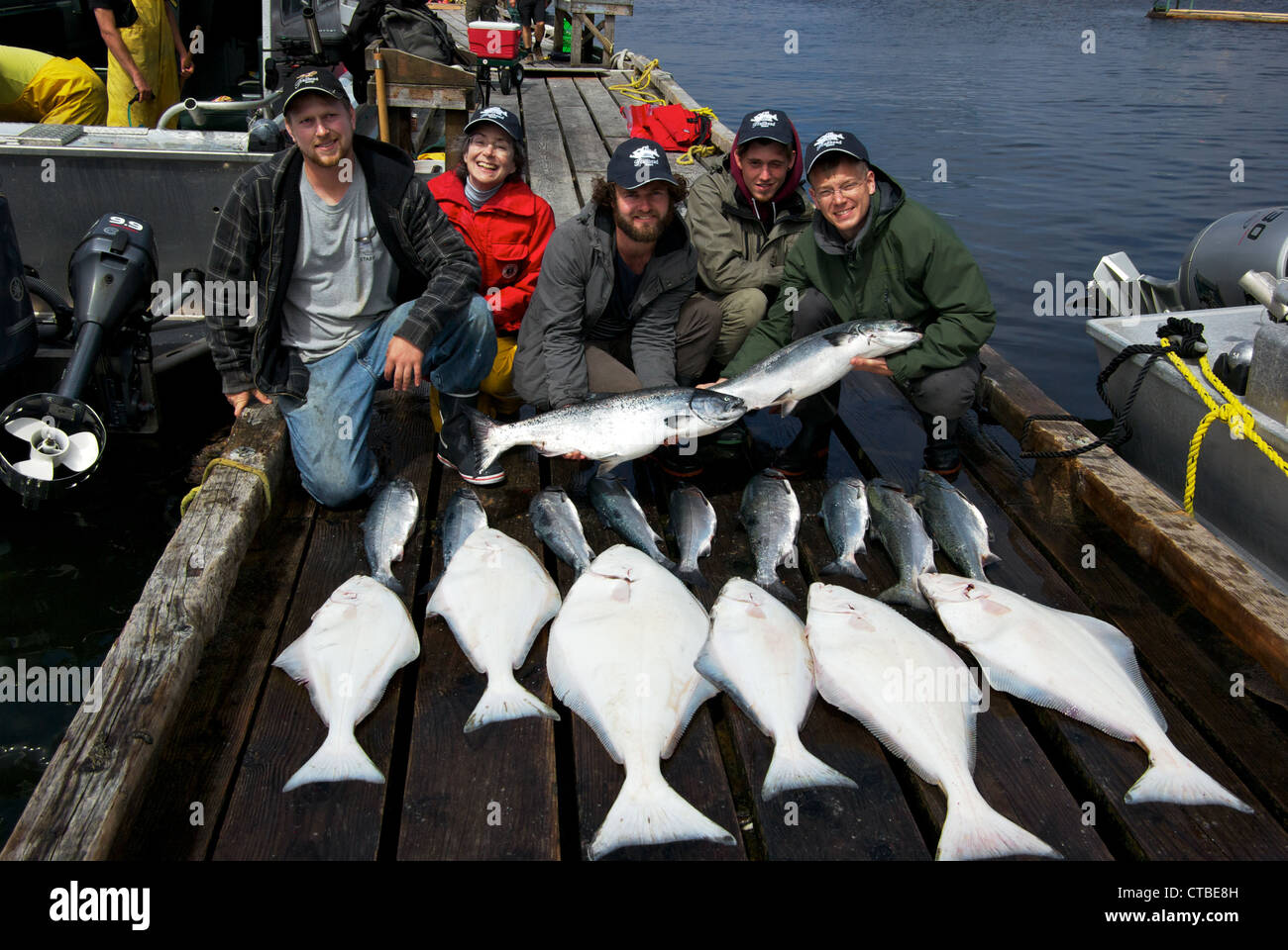 Proficua giornata di sport di acqua salata i pescatori di pesca con catture misto Ippoglosso nero Salmone al dock in Port Renfrew BC Canada Foto Stock
