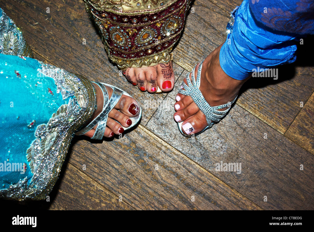 Disegni di fiori dipinto di smalto per unghie henna tinto dita piede fancy designer di calzature est le donne indiane sticking piedi ricevimento di nozze Foto Stock