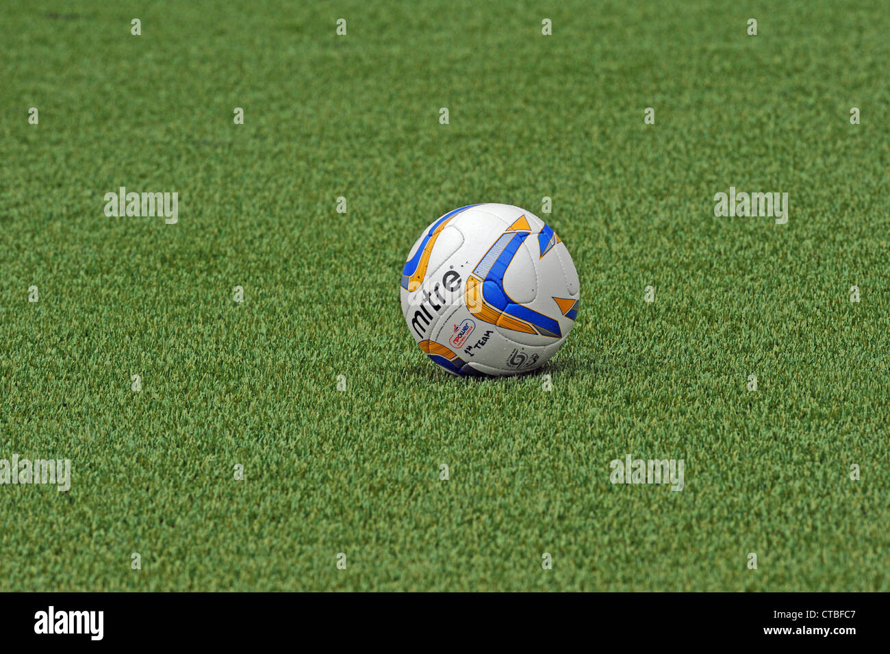 Mitre calcio su un campo in erba sintetica 3G passo a Maidstone Regno  terreno Foto stock - Alamy