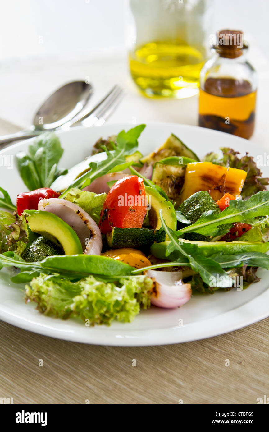 Avocado e verdure grigliate insalata Foto Stock