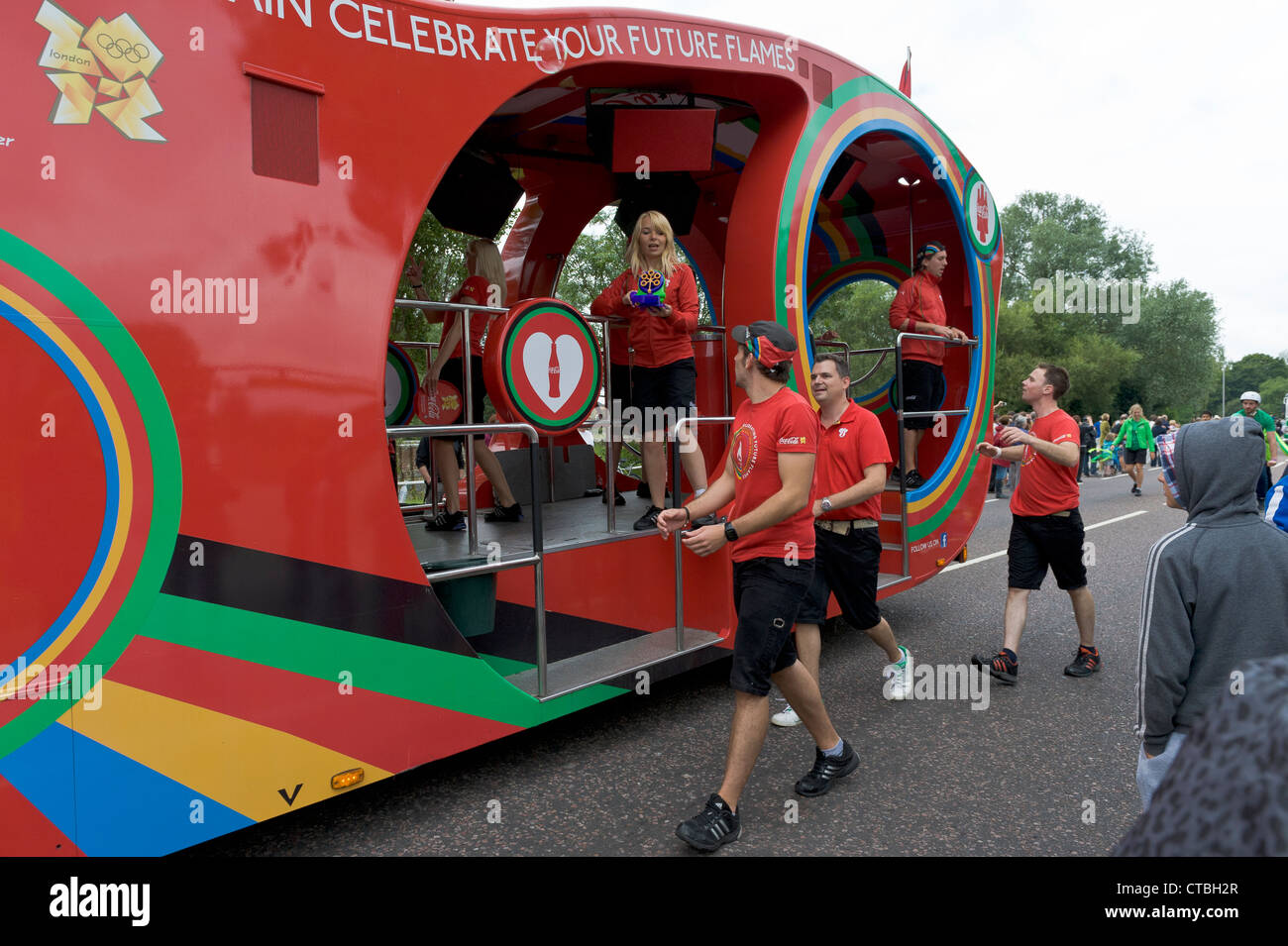 2012 Torcia Olimpica convoglio processione Christchurch Dorset Regno Unito Foto Stock