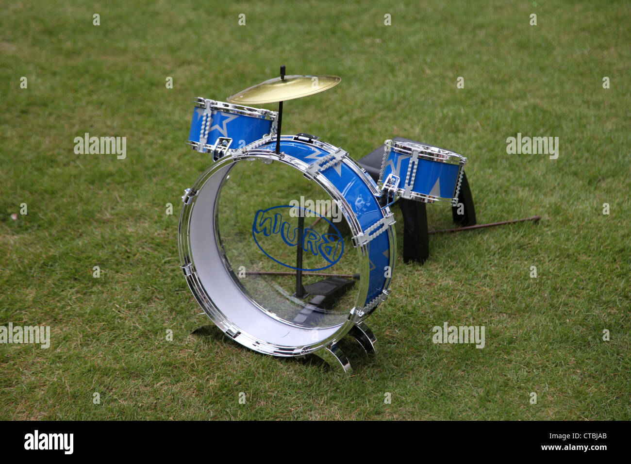 Si tratta di una foto di un drum kit strumento o batteria per bambino a  giocare.