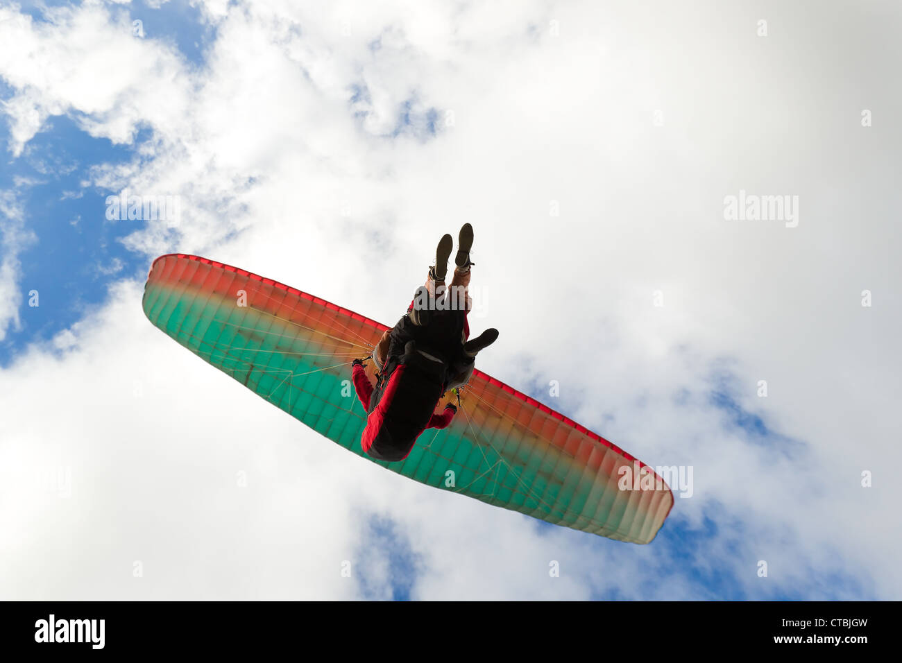 Bassa Angolazione di un parapendio in tandem del team su il decollo Foto Stock