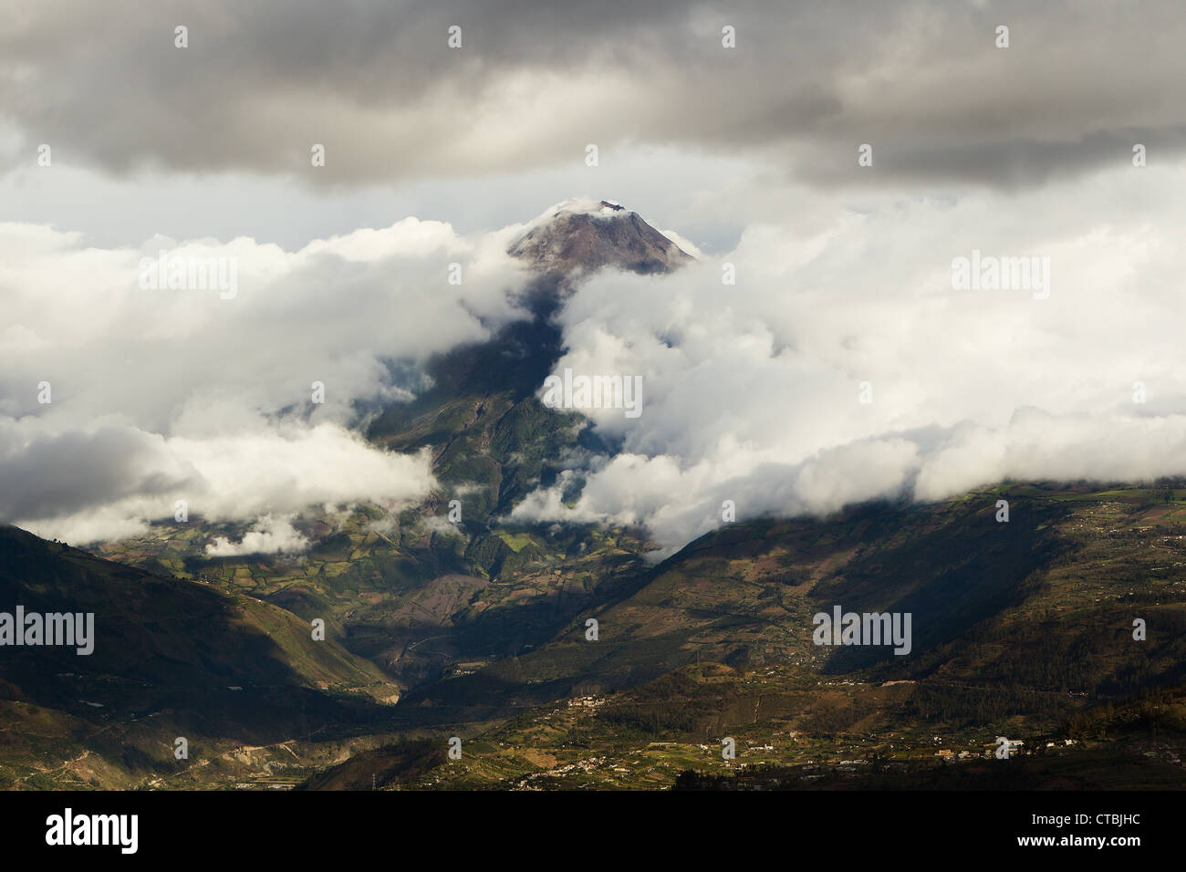 Vulcano Tungurahua In Ecuador il Cloud splendidamente si apre sulla destra il principale fiume di Lava Foto Stock