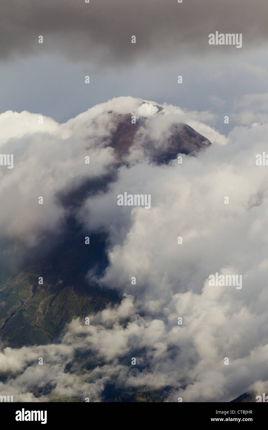 Vulcano Tungurahua in Ecuador leggermente oberati di lavoro In postproduzione per un migliore impatto visivo Foto Stock