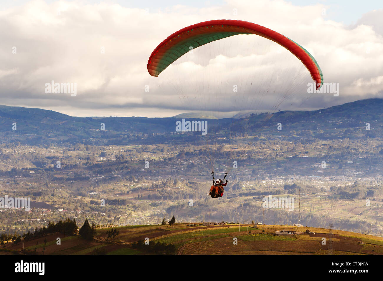 Parapendio in un bellissimo paesaggio nelle Ande ecuadoriane Foto Stock