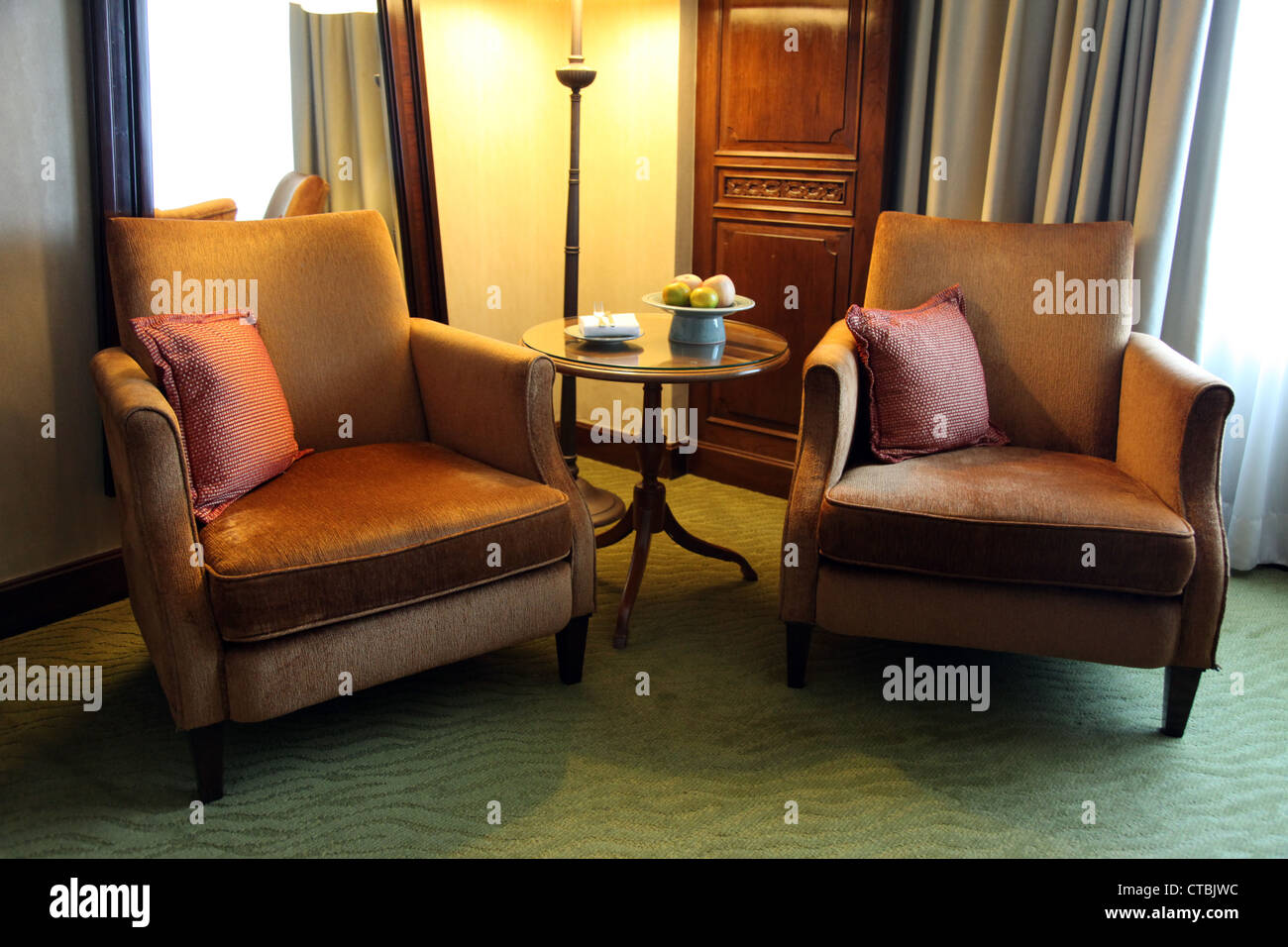 Si tratta di una foto della reception angolo di una stanza di un hotel in un hotel di lusso a Bangkok in Tailandia in Asia. belle poltrone con tavolo Foto Stock