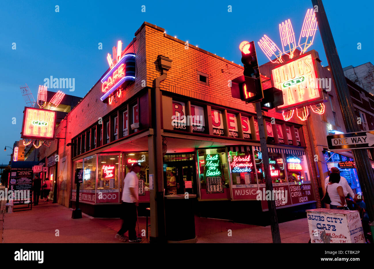 Tennessee, Memphis, Beale Street, intrattenimento, bar e ristorante district, Blues Cafe di notte Foto Stock