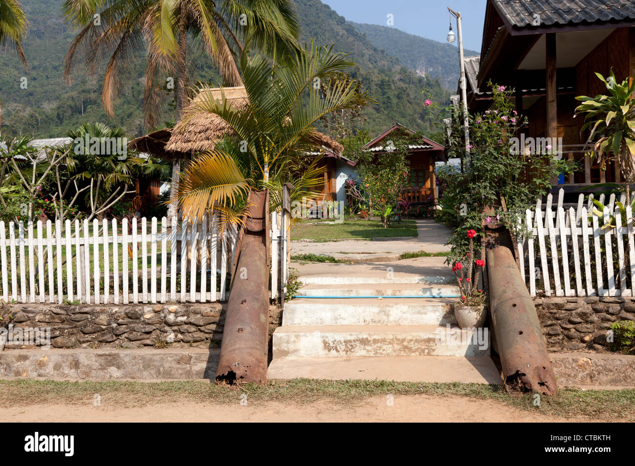 Gli involucri di metallo di bombe a grappolo riutilizzati come un ingresso di decorazione della Lattanavongsa resort (Muang Ngoi Neua - Laos). Foto Stock