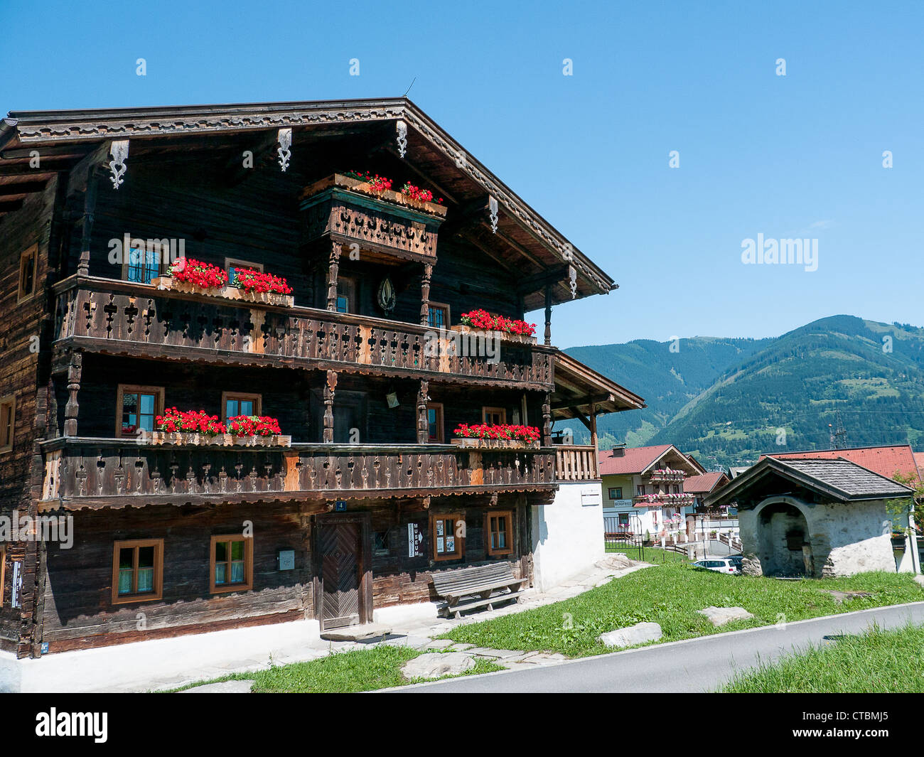 Tradizionali case di legno in località tirolese di Kaprun ai piedi della  montagna di Kitzsteinhorn in Austria Foto stock - Alamy