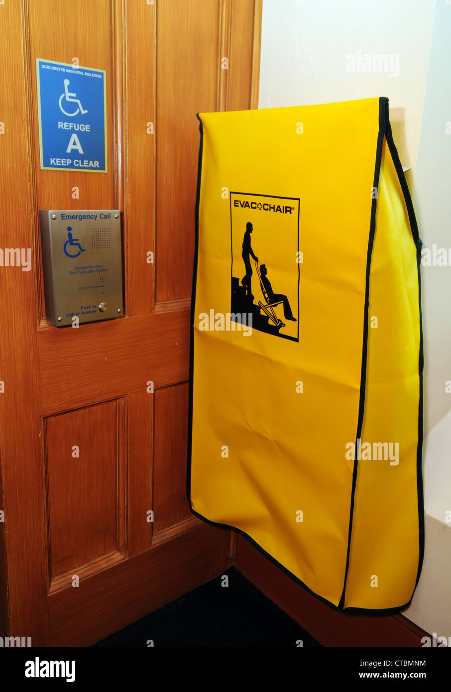 Sedia Evac, evacuazione di emergenza sedia usata per assunzione di persone disabili fuori giù per le scale Foto Stock