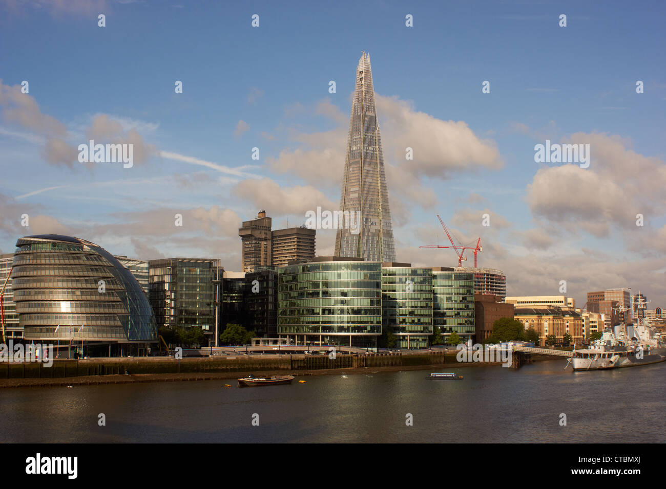 Una vista di Shard, Municipio e HMS Belfast a Londra Foto Stock