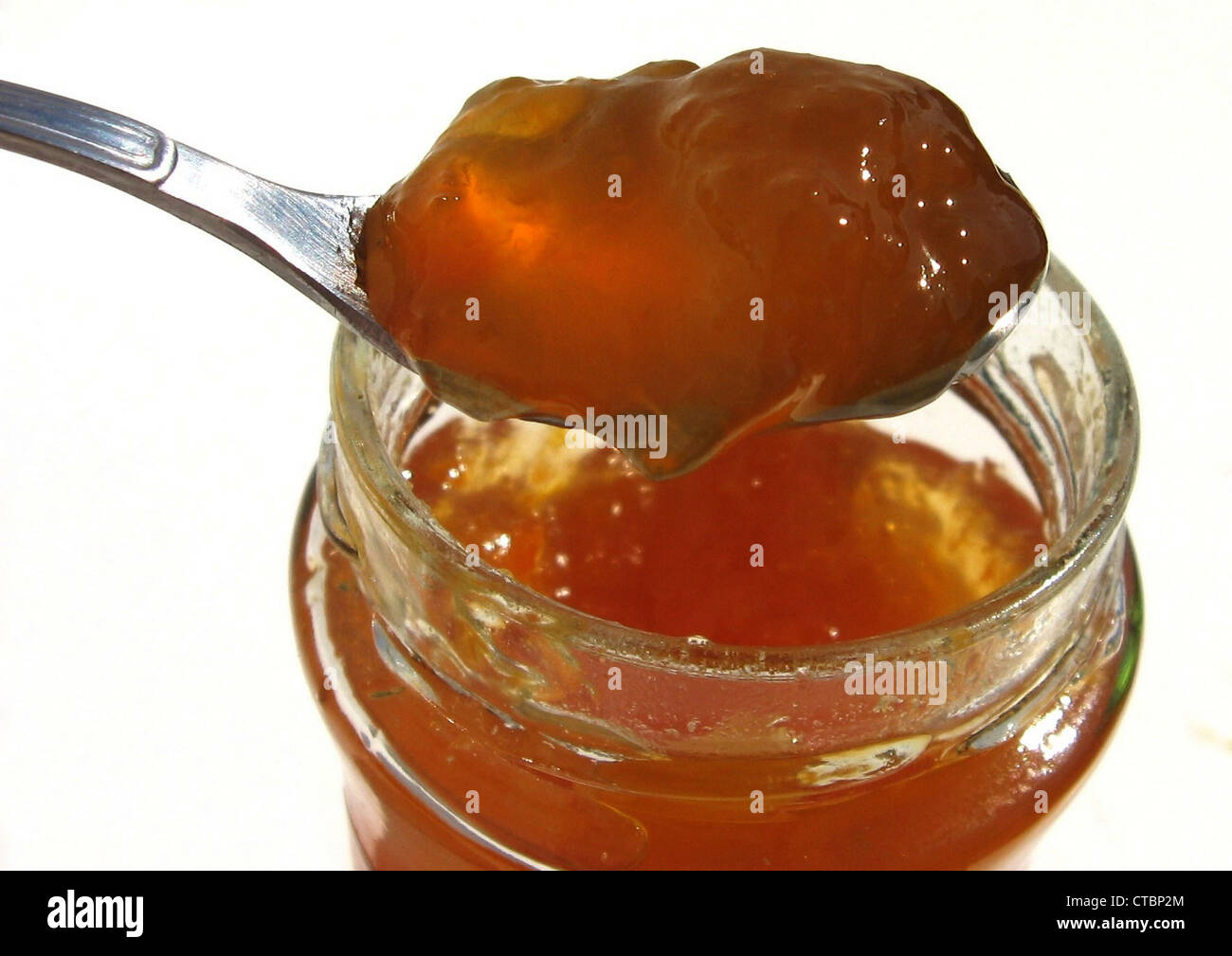 Vaso con marmellata e cucchiaio Foto Stock