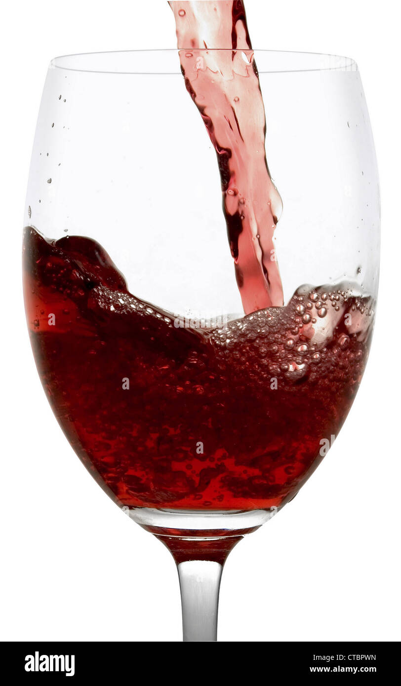 Versare il vino rosso in vetro Foto Stock