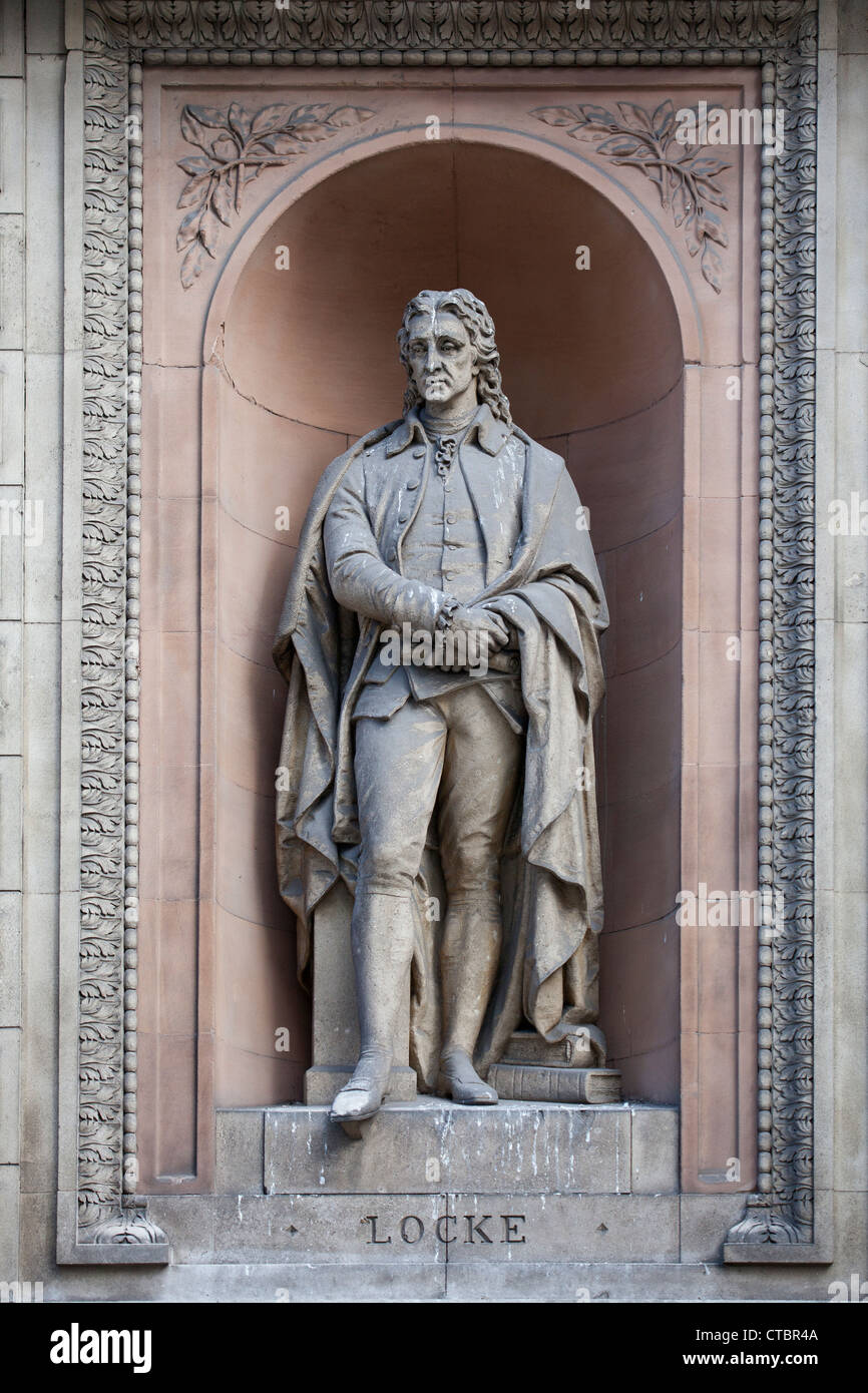 Una statua di John Locke al di fuori della Royal Academy of Arts, Burlington Gardens, London, Regno Unito Foto Stock