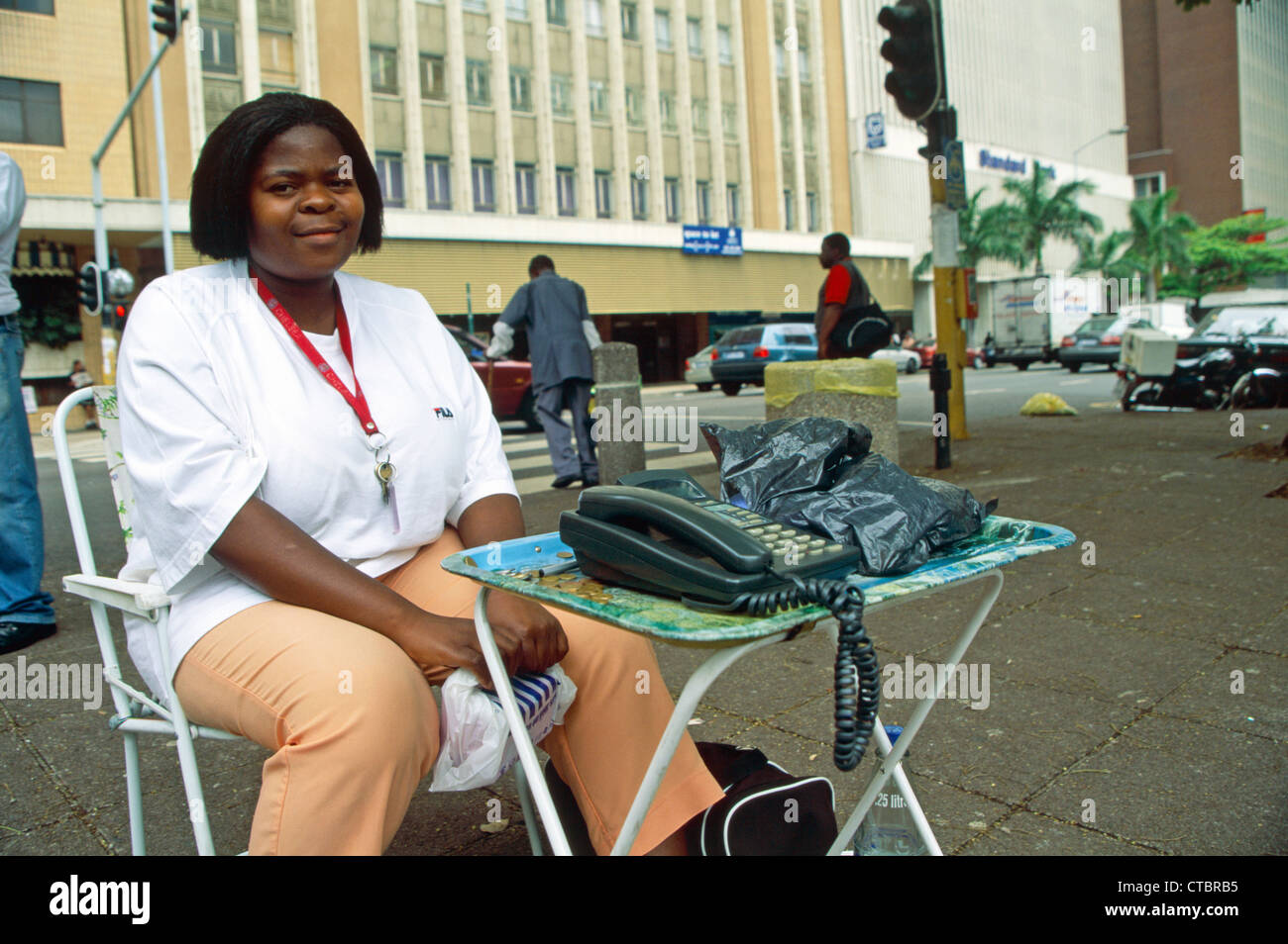 Utilizzando la tecnologia telefonica mobile telefoni di strada hanno preso il largo in Sud Africa gli operatori freelance vendere Tempo di chiamata i passanti bye Foto Stock