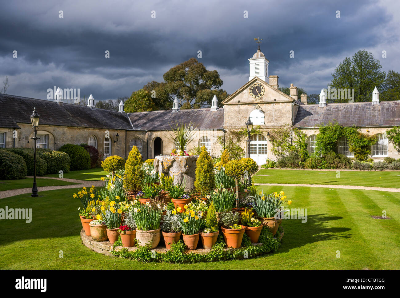 Visualizzazione dei fiori di primavera in un cortile giardino a Lucknam Park Hotel in Wiltshire, Inghilterra UK UE Foto Stock