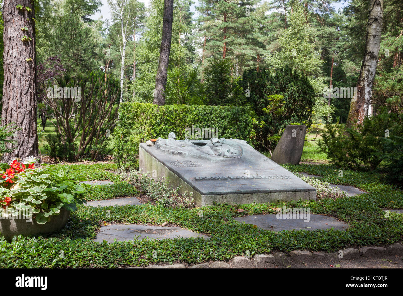 Tomba di Jakob Kaiser a Waldfriedhof Zehlendorf, Berlino, Germania Foto Stock