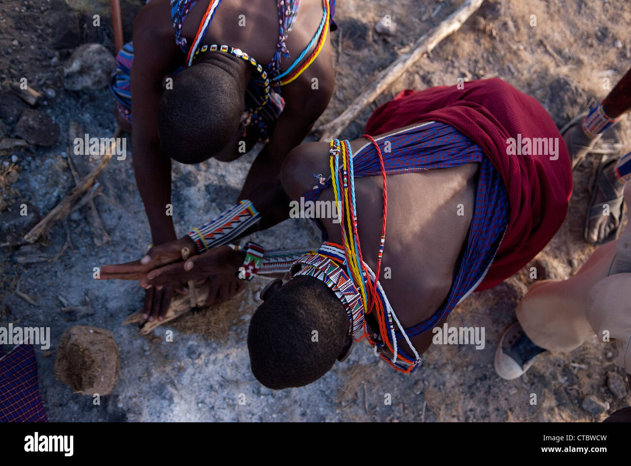 Guerrieri Maasai messa a fuoco senza l'aiuto di corrispondenze Foto Stock