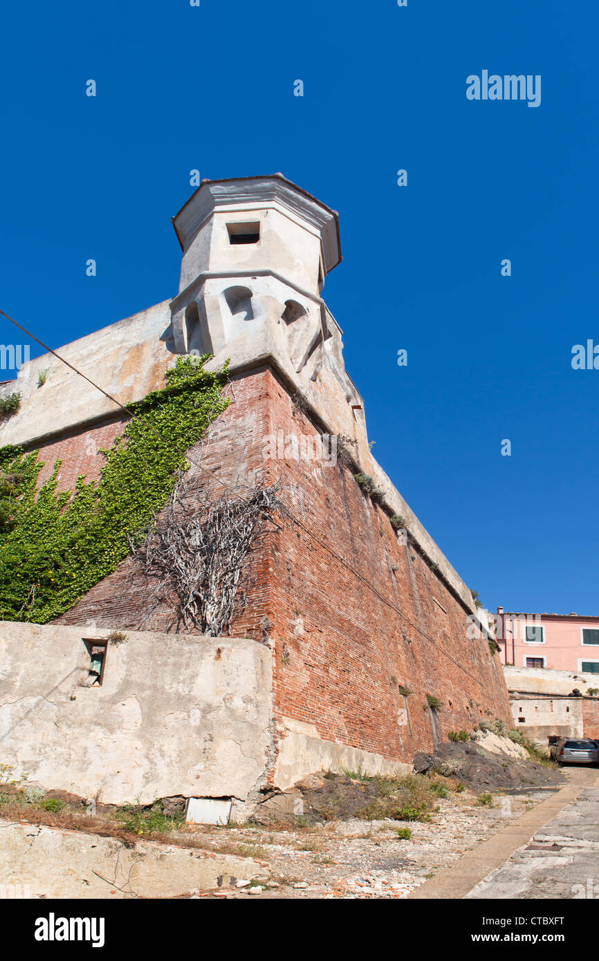 Parete di antiquariato in Portoferraio, Isola d'Elba, Italia. Foto Stock