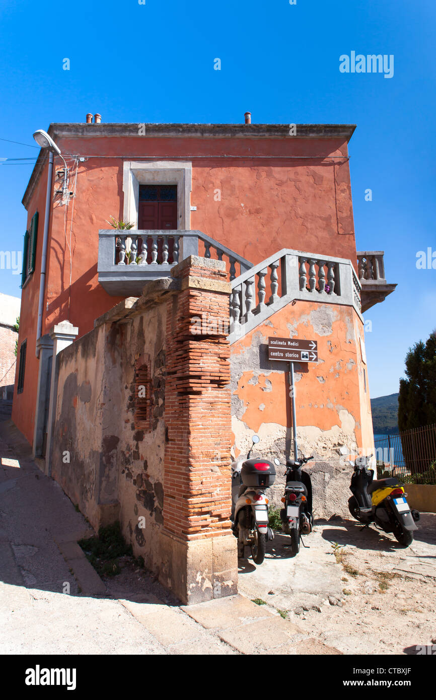 Bel palazzo antico vicino alla scalinata Medici a Portoferraio, Isola d'Elba, Italia. Foto Stock