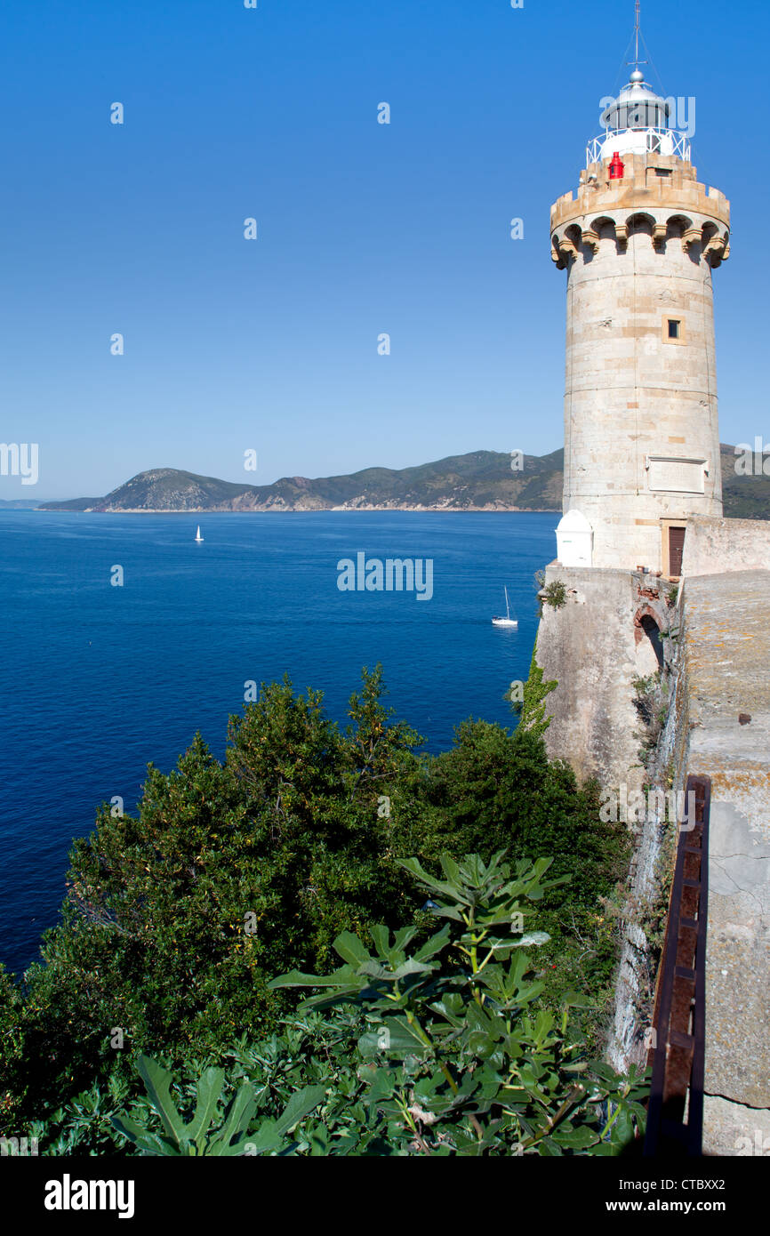 Bianco antico faro di Forte Stella di Portoferraio, Isola d'Elba, Italia. Foto Stock