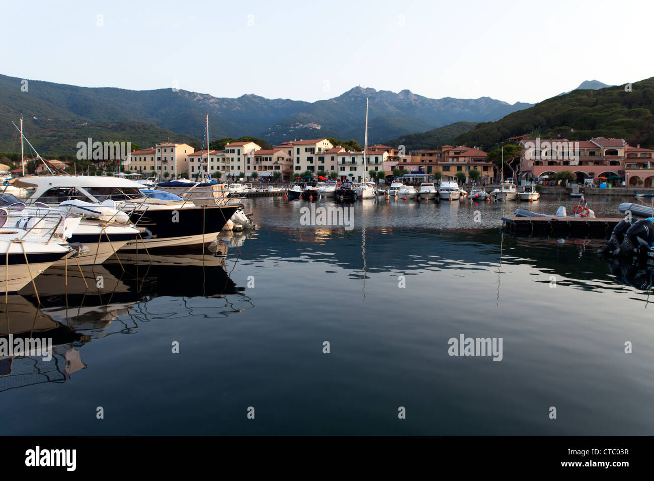 Bella vista tranquilla del piccolo porticciolo di Marciana al crepuscolo, Isola d'Elba, Italia. Foto Stock