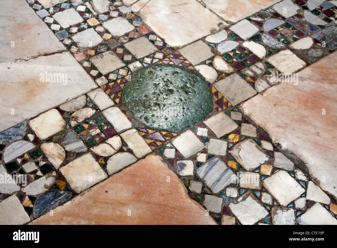 Roma - MARZO 21: dettaglio del vecchio pavimento a mosaico dalla chiesa di San Crisogono in Trastevere il 21 marzo 2012 a Roma. Foto Stock