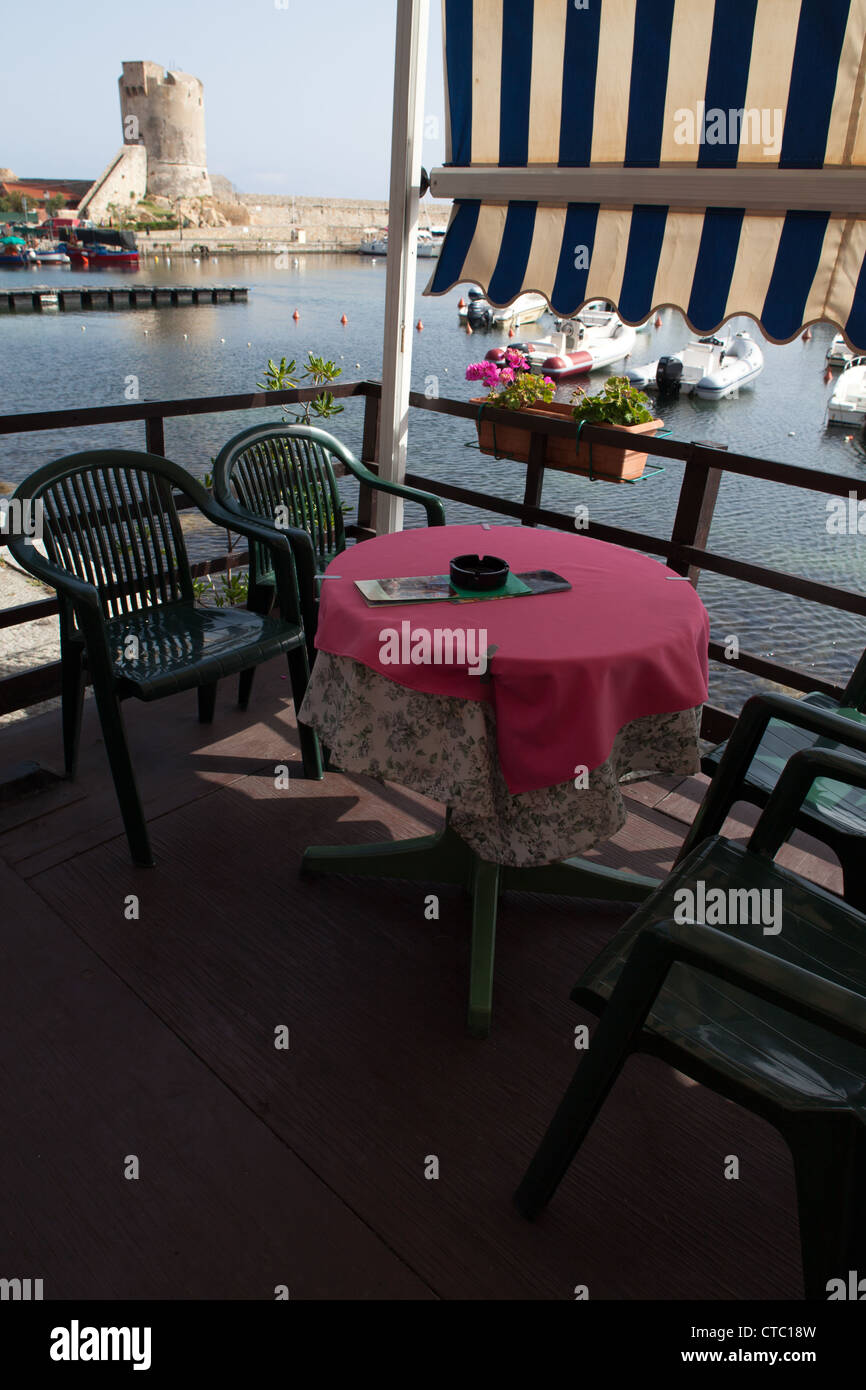 Bel tavolo per la colazione con vista a Marciana Marina, Isola d'Elba, Italia. Foto Stock
