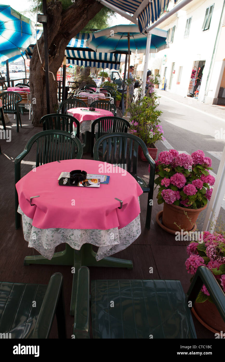 Nice street cafe a Marciana Marina, Isola d'Elba, Italia. Foto Stock