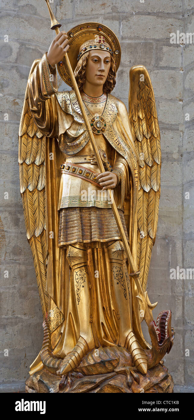 Bruxelles - 22 giugno: Saitn Michele arcangelo statua in st. Michael s cattedrale gotica il 22 giugno 2012 a Bruxelles. Foto Stock