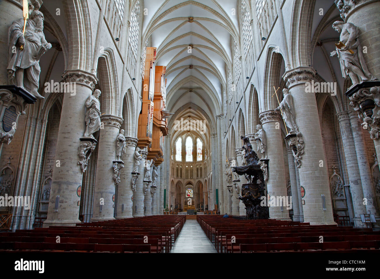 Bruxelles - 22 giugno: navata gotica della Cattedrale di Saint Michael il 22 giugno 2012 a Bruxelles. Foto Stock
