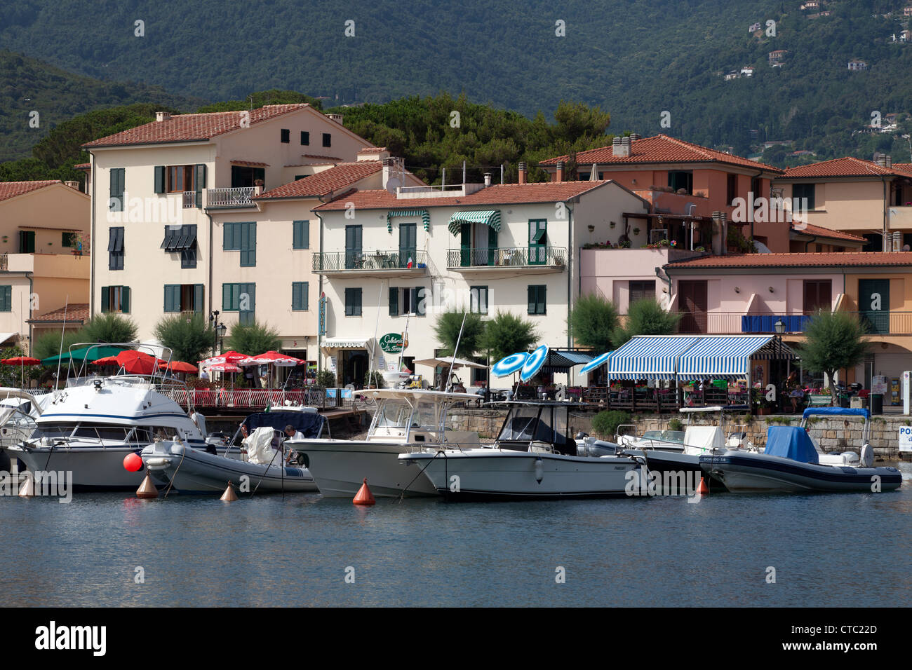 Barche colorate ormeggiato a Marciana Marina, Isola d'Elba, Italia. Foto Stock