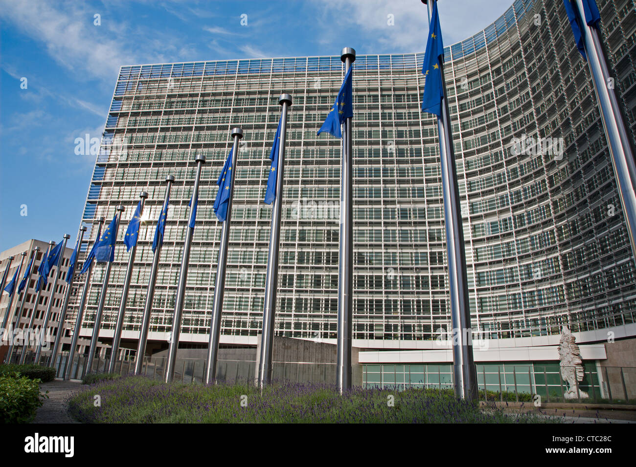 Bruxelles - 24 giugno: Commissione europea edificio e bandiera UE da piazza Schumann il 24 giugno 2012 a Bruxelles. Foto Stock