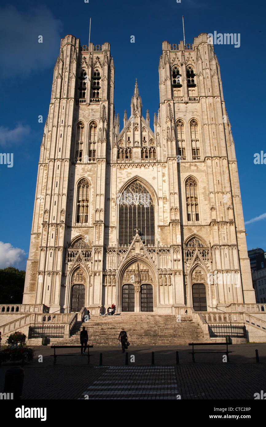 Bruxelles - San Michele e Santa Gudula cattedrale gotica - facciata ovest nella luce della sera. Foto Stock