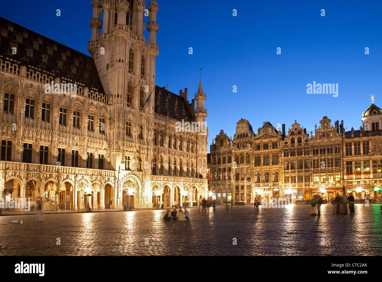 Bruxelles - la principale piazza e municipio di sera. Grote Markt. Foto Stock